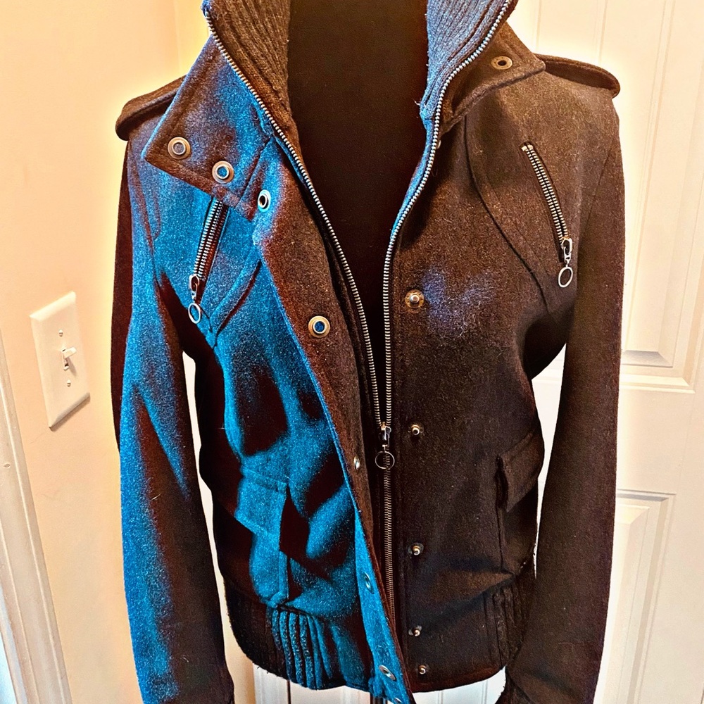 Stylish Jacket with Zipper Details